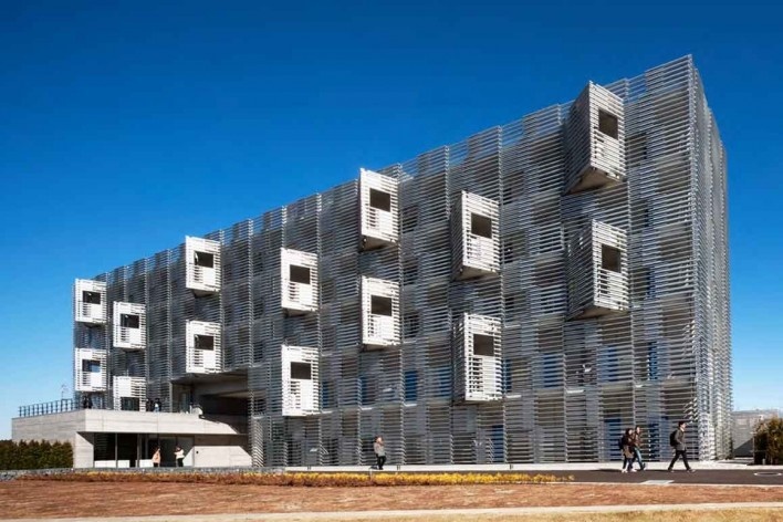 Alojamento Estudantil, grelha de alumínio da circulação voltada para sul funciona como brise soleil, Josai International University, Togane, Japão, 2014-2016, Studio Sumo<br />Foto Kawasumi Kobayashi  [Studio Sumo]