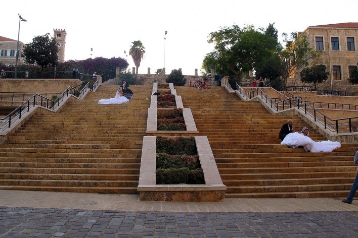 Em downtown: ao fundo, edifícios restaurados. Escadaria passa por muitos dos achados arqueológicos durante a reconstrução do centro e, neste dia, estava sendo utilizada como cenário para fotos de casamento<br />Foto Bianca Antunes 