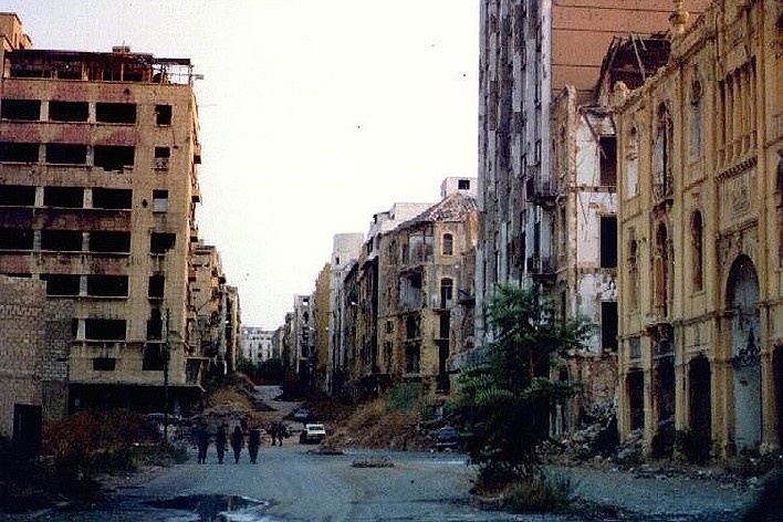 A Green line em Beirute, durante a guerra civil – Green line era a região da cidade em que não havia lei nem dono, e alvo constante de batalhas. Nessa região ficava a downtown<br />Foto James Case  [Wikimedia Commons]