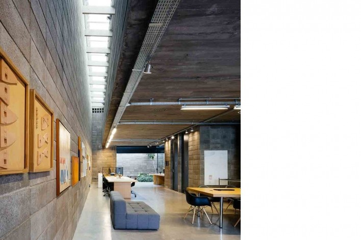 Casa-ateliê da Vila Charlote, vista do vazio de iluminação zenital, Presidente Prudente SP, arquiteta Cristiana Pasquini<br />Foto Pedro Kok 