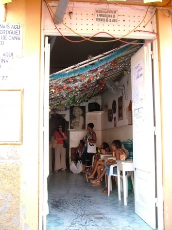 Cena de bar em Mindelo<br />Foto Paula Janovitch 