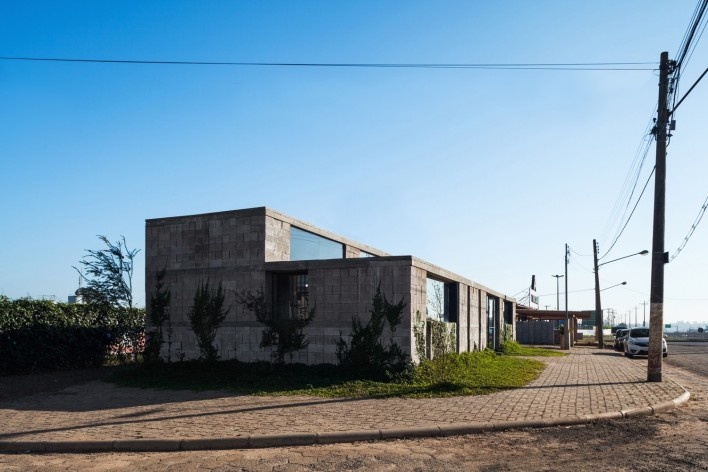 Sede de uma Fábrica de Blocos, Avaré SP Brasil, 2015. Arquitetos André Nunes, Anna Juni, Enk te Winkel e Gustavo Delonero (autores) / Vão Arquitetura<br />Foto Rafaela Netto 