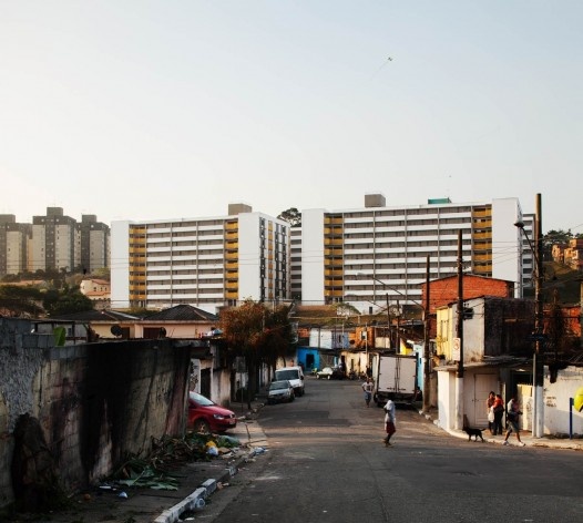 Residencial Corruíras, projeto no contexto urbano. Marcos Boldarini, Lucas Nobre e Renato Bomfim<br />Foto Daniel Ducci 