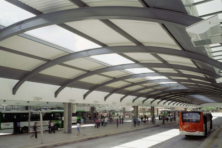 Núcleo de Arquitetura, Terminal de ônibus Lapa, São Paulo, 2003<br />Foto Nelson Kon 