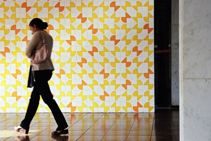 Pessoa passando na frente do painel de Athos Bulcão<br />Foto Lana Guimarães 