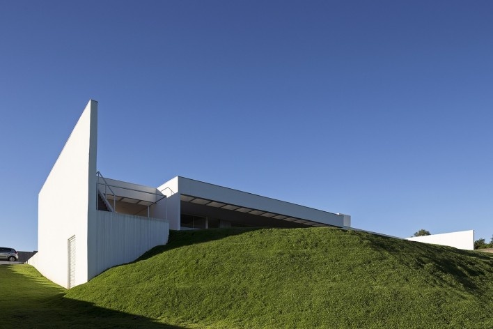 Casa Torreão, vista posterior do terreno na esquina sudoeste, Brasília DF, arquitetos Daniel Mangabeira, Henrique Coutinho e Matheus Seco<br />Foto Haruo Mikami 