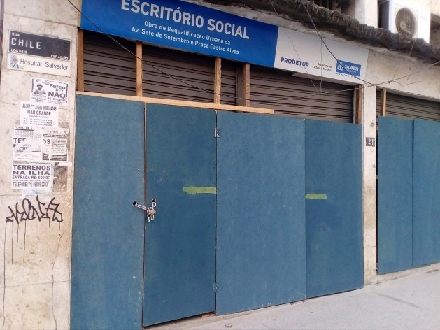 Tapumes protegendo as portas de enrolar do Escritório Social na rua Chile<br />Foto Volha Yermalayeva Franco 