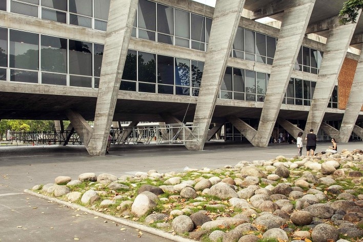 Instalação “À toa”, Museu de Arte Moderna do Rio de Janeiro, artista plástica Maria Baigur e arquiteto Adriano Carneiro de Mendonça e Antonio Pedro Coutinho<br />Foto Joana Traub Cseko 