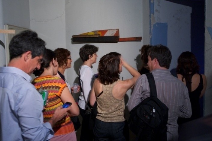 Exposição Projeto Imóvel, Regina Silveira e outros convidados. Na parede, obra de Jan Nehring<br />Foto Frans Kemper 