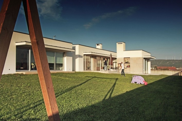 Casa na Cruz de Oliveira, 2ª fase, Benedita, Portugal. Arquiteto Pedro Fonseca Jorge<br />Foto Marcos Paixão 