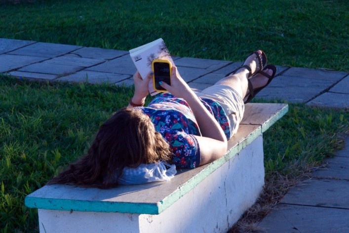 Turista na praça twitando e lendo<br />Foto Fabio Lima 