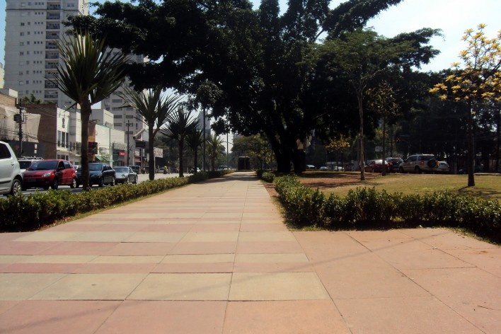 Oficina de desenho urbano MCB, ilha central da avenida Faria Lima: espaço qualificado, mas não utilizado, São Paulo, 2011<br />Foto Lucas Lavecchia e Paulo Scheuer 