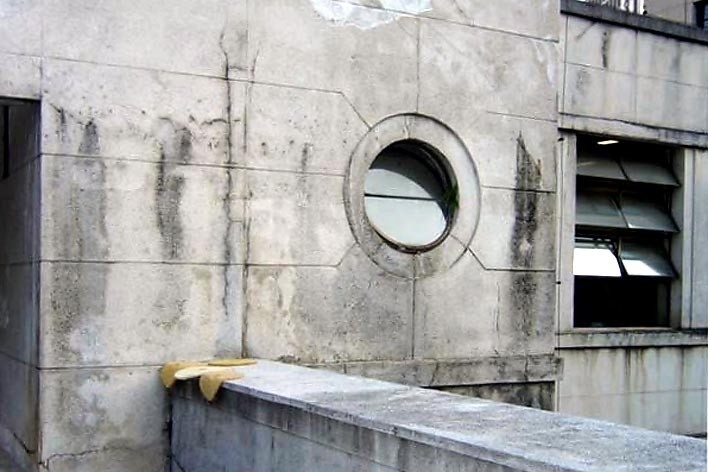 Modernização da Biblioteca Mario de Andrade, detalhe fachada antes do início da obra. Piratininga Arquitetos Associados, 2010<br />Foto divulgação 