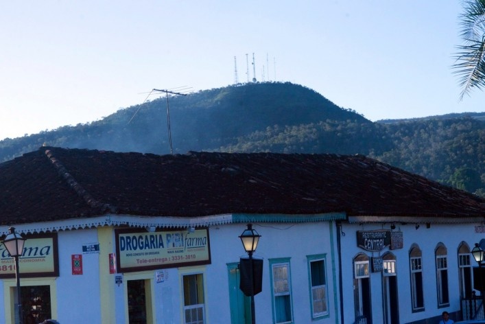 Aspecto do conjunto urbano edificado, com o promontório montanhoso ao fundo<br />Foto Fabio Lima 