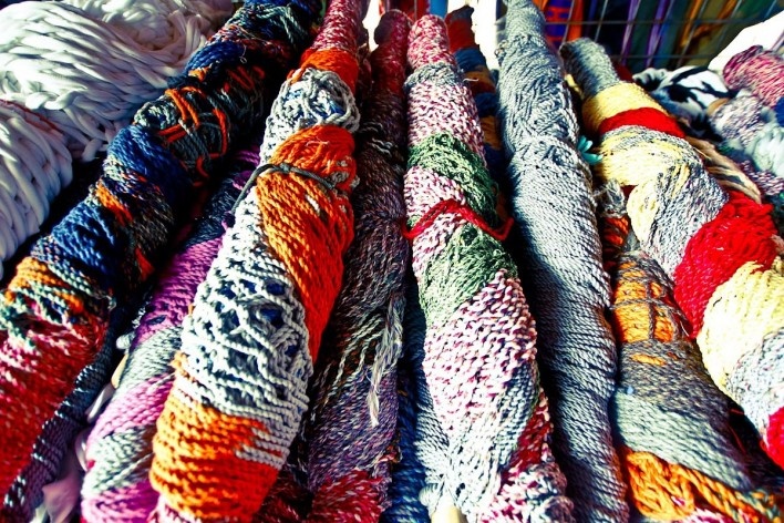 Carretéis coloridos na feira de artesanato, San José, Costa Rica<br />Foto Junia Mortimer 