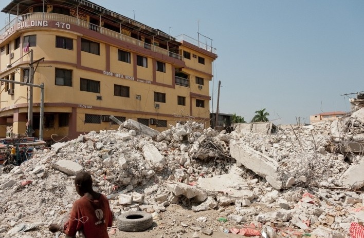Porto Príncipe, Haiti, 2010. A população tenta retomar a vida com os escombros compondo a paisagem da cidade<br />Foto Alyson Montrezol 
