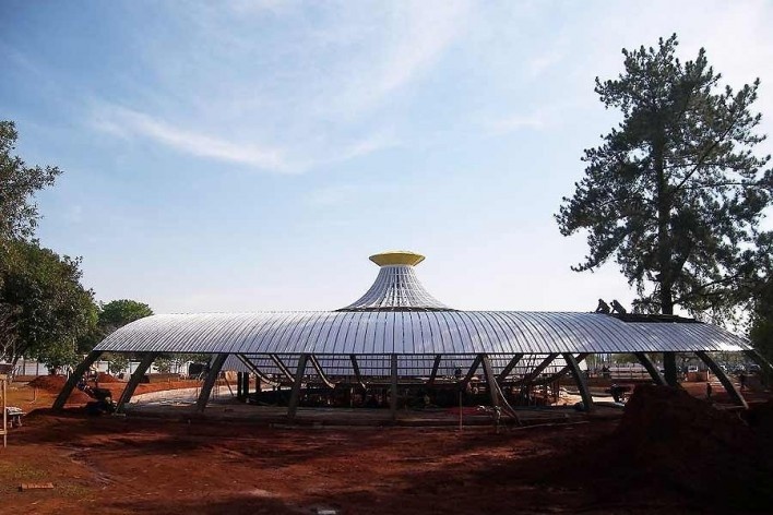 Fundação Darcy Ribeiro. Colocação das telhas: Beijódromo em primeiro plano. Instituto Brasileiro de Tecnologia do Habitat, Arquiteto João Filgueiras Lima, Lelé. Brasília DF, Brasil, 2010