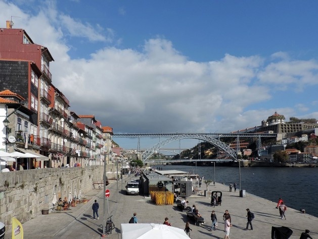 Porto, Ribeira, cartão postal da cidade com espaço público e casario reabilitados onde concentram-se os usos turísticos atraídos pelo rio Douro<br />Foto Andréa da Rosa Sampaio, 2015 