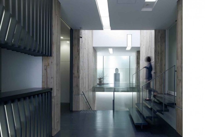 Museu de Arte Mizuta, espaço de articulação entre as duas galerias, mezanino com a estátua de Buda e escada que desce ao subsolo, Josai International University, Sakado, Japão, 2008-2011, Studio Sumo<br />Foto Daici Ano  [Studio Sumo]