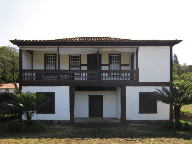 Vista frontal da sede da Fazenda Retirinho reconstruída dentro da Fazenda do Voturuna<br />Foto Vitor Hugo Mori 
