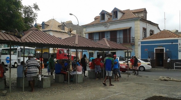 Mindelo, construção de zonas de sombra na área central da cidade permite que a população se utilize e aproprie constantemente do espaço público<br />Foto Marcela Santana, 2016 