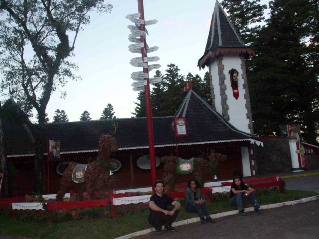 Residência turística do Papai Noel, Gramado RS. As placas indicam diferentes localidades do mundo para orientar o Noel<br />Foto Sérgio Antonio dos Santos Jr 