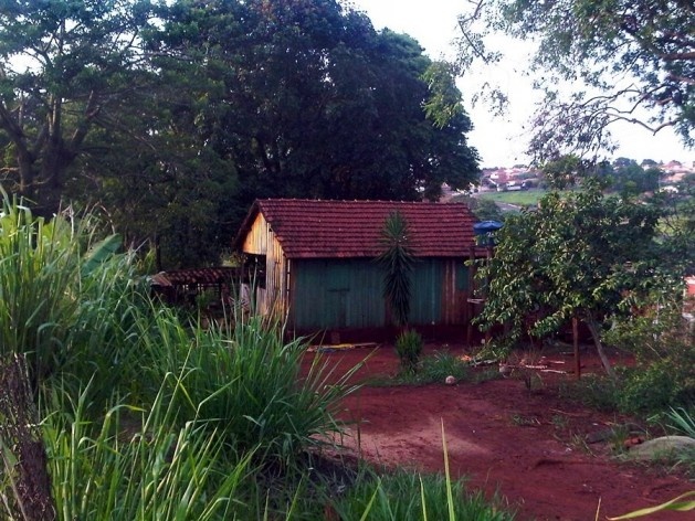 Casa de madeira em área rural ao lado da Rodovia Washington Luiz, Araraquara<br />Foto Abilio Guerra 