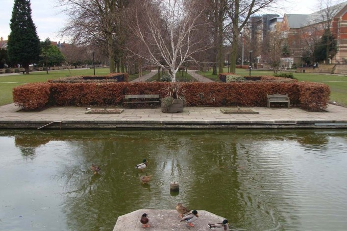 Queen’s Gardens formam o maior parque público da área central, sendo acessível a partir da Queen Victoria Square; ele ocupa toda a área da antiga Queen Quay, tornada redundante nos anos 1950<br />foto André Fontan Köhler 