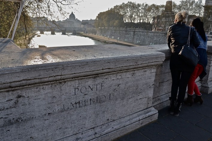 Contaminações, turistas na Ponte Umberto I sobre o rio Tevere com vistas para a Cidade do Vaticano<br />Foto Fabio José Martins de Lima 