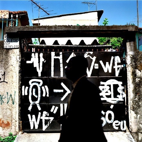 Portão pichado<br />Foto Iatã Canabrava  [Exposição Uma outra cidade]