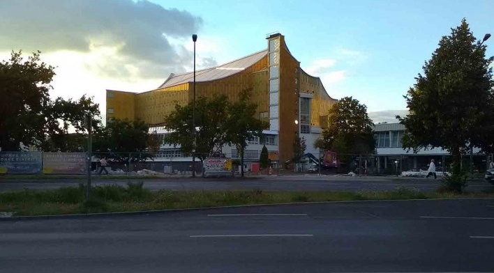 Berliner Philharmonie (Filarmônica de Berlim) vista da Potsdamer Straße. Projeto de Bernhard Hans Henry Scharoun<br />Foto Marcos Sardá Vieira, ago. 2016 