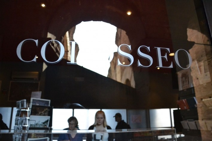 Contaminações, patrimônio refletido em vitrine de livraria na parte interna do Coliseu<br />Foto Fabio José Martins de Lima 