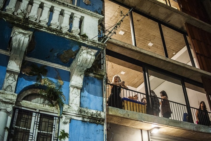 Edifício Condessa, abertura de uma exposição no projecspace Bronze, Porto Alegre RS Brasil, 2018. Arquitetos Cristiano Lindenmeyer Kunze e Nathalia Cantergiani Fagundes de Oliveira (autores) / Cantergiani + Kunze Arquitetos<br />Foto Thiéle Elissa 