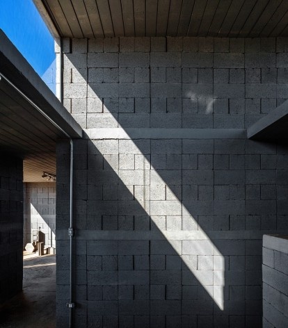 Sede de uma Fábrica de Blocos, Avaré SP Brasil, 2015. Arquitetos André Nunes, Anna Juni, Enk te Winkel e Gustavo Delonero (autores) / Vão Arquitetura<br />Foto Rafaela Netto 