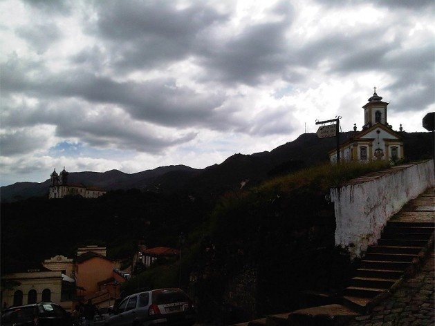 No alto, igreja de São Francisco e Igreja Nossa Senhora das Mercês e Misericórdia; em primeiro plano, à direita, muro de arrimo e escadaria na calçada<br />Foto Abilio Guerra 
