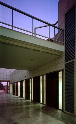 Accesos al Salón de Actos por el patio<br />Foto de Fernando Alda 