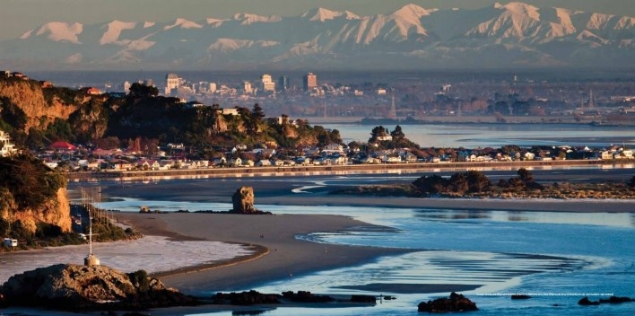 Christchurch vista do mar em direção aos Southern Alps. [Canterbury Earthquake Recovery Authority, 2012 - Creative Commons Attribution 3.0 New Zeal]
