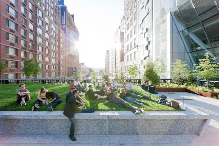 23rd Street Lawn, the northern end of the 4,900-square-foot lawn peels up over West 23rd Street, looking West, toward the Hudson River<br />Photo Iwan Baan 2011 