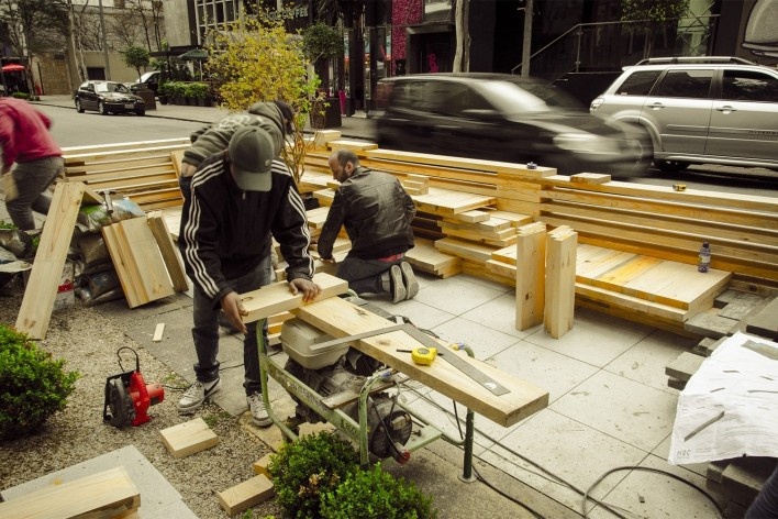 Zonas Verdes para o Design Weekend, rua Amauri,  montagem da estrutura. Zoom, Superlimão, Tato, H2C e Marton<br />Foto Ricardo Lisboa 