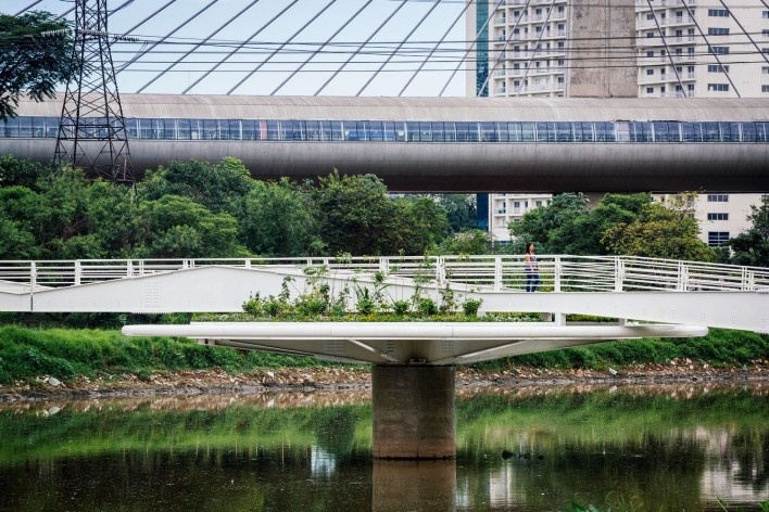 Bayer – Passarela sobre o Canal Guarapiranga, São Paulo, 2013. Arquitetos Roberto Loeb e Luis Capote<br />Foto Pedro Kok 