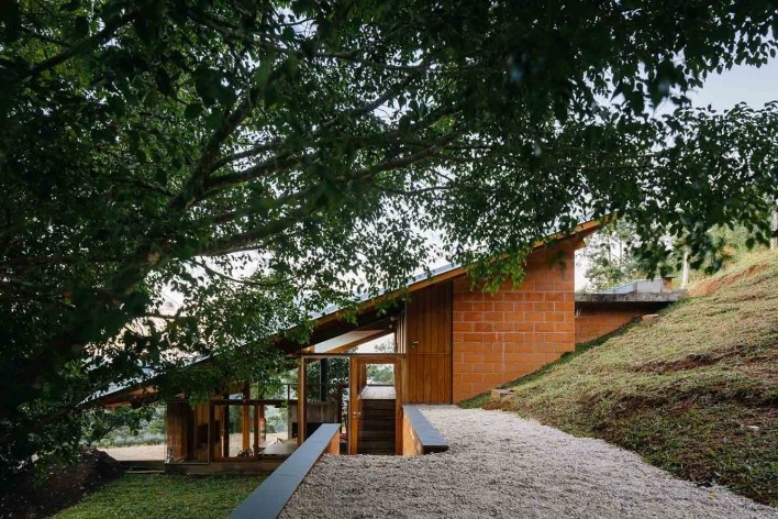 Casa de meia encosta, São Francisco Xavier SP, 2013. Arquitetos Denis Joelsons e Gabriela Baraúna Uchida<br />Foto Pedro Kok 