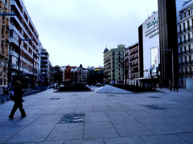 Calçadão com placas escultóricas no piso<br />Foto Ana Paula Medeiros 