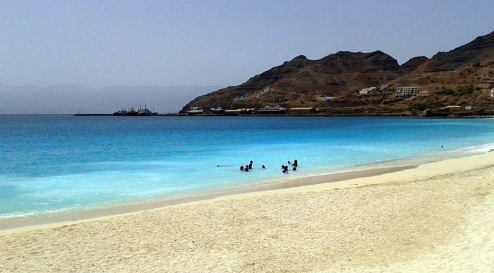 Mindelo, águas claras na praia da Laginha contrastam com a aridez do terreno típico da região<br />Foto Marcela Santana, 2016 
