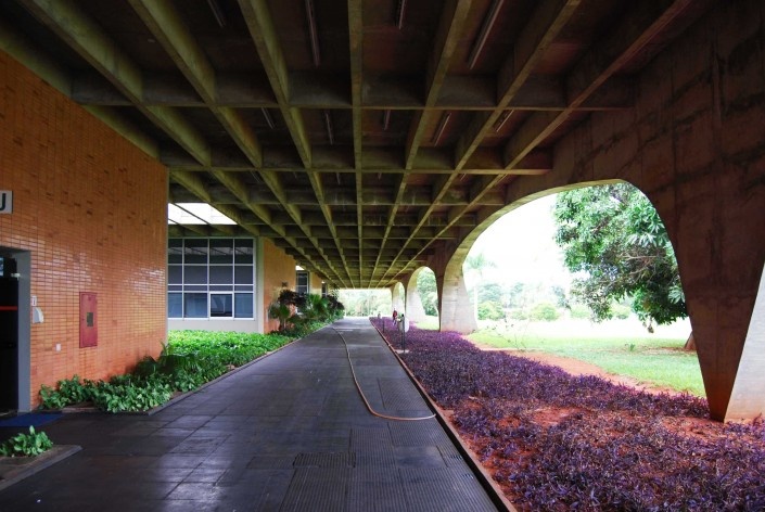 Escola Superior de Administração Fazendária – ESAF, circulação setor de alojamentos, Brasília DF<br />Foto Daniel Corsi 