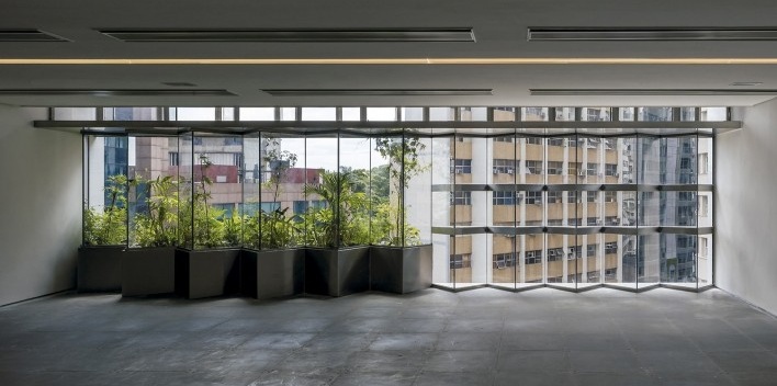 RB12, caixilhos da fachada bioclimática, variações da modulação. Triptyque<br />Foto Leonardo Finotti 