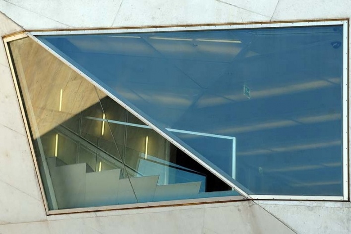 Casa da Música, detalhe da abertura, Porto, 2005. Arquitetos Rem Koolhaas e Ellen van Loon / OMA<br />Foto Junancy Wanderley 