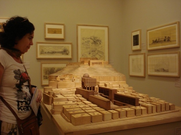 Projeto de Carlo Aymonino e Aldo Rossi para o bairro Gallaratese, na periferia de Milão, exposição no Centro Pompidou, Paris, julho 2012<br />Foto Ronaldo Marques de Carvalho 