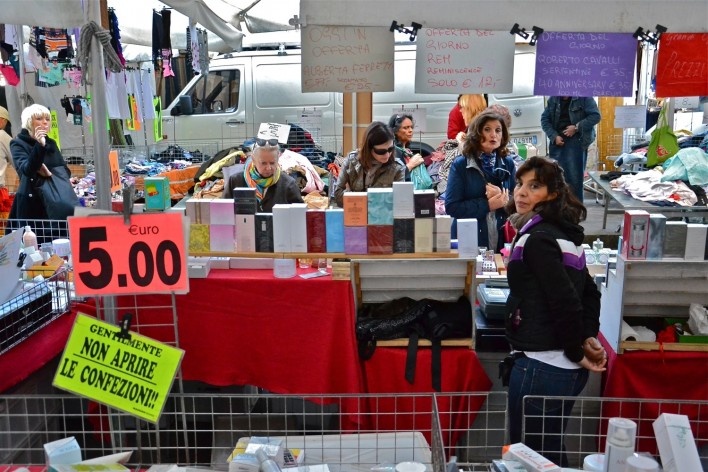 Centro Histórico de Bolonha, a feira no final de semana<br />Foto Fabio Jose Martins de Lima 