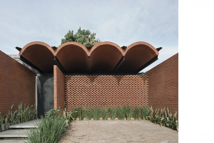 Casa Intermedia, Assunção, Paraguai, 2021. Arquitetos Horacio Cherniavsky, Viviana Pozzoli, Gabriela Ocampos, Franco Pinazzo e Rolph Vuyk (autores) / Equipo de Arquitectura<br />Foto Frederico Cairoli 