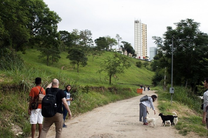 Urbanização do Banhado, levantamentos de campo, São José dos Campos SP, 2019. Coordenadores Jeferson Tavares e Marcel Fantin / PExURB IAU USP<br />Foto dos autores 